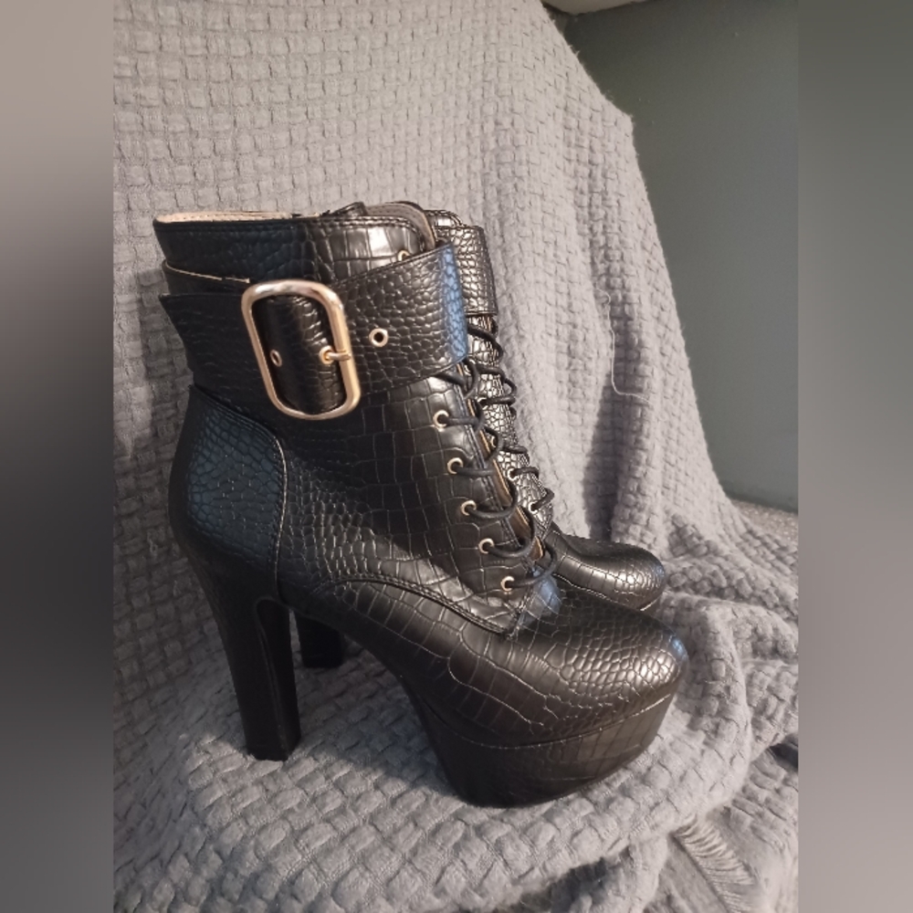 Oripalla Black Croc-Embossed Platform Ankle Boots